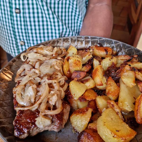 Entrecote di manzo con cipolle e patate saltate, Kapuziner, Riva del Garda.